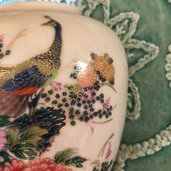 Small Beige & Metallic Gold Japanese Porcelain Ceramic Jar With Peacock Birds - Picture 4 of 15
